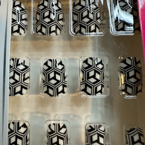 🩷5/$10 Black and White Fashion Nails - Picture 3 of 5